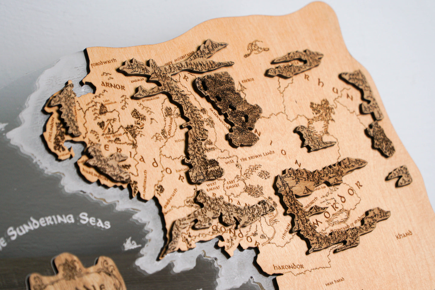 The Middle-earth map, in Prime color, measures 50x28 cm Transparent