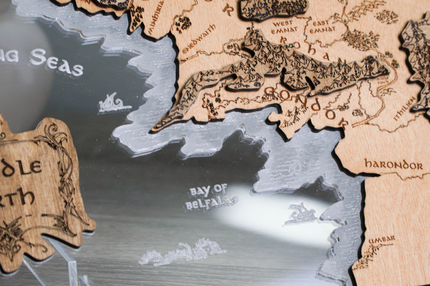 The Middle-earth map, in Prime color, measures 50x28 cm Transparent