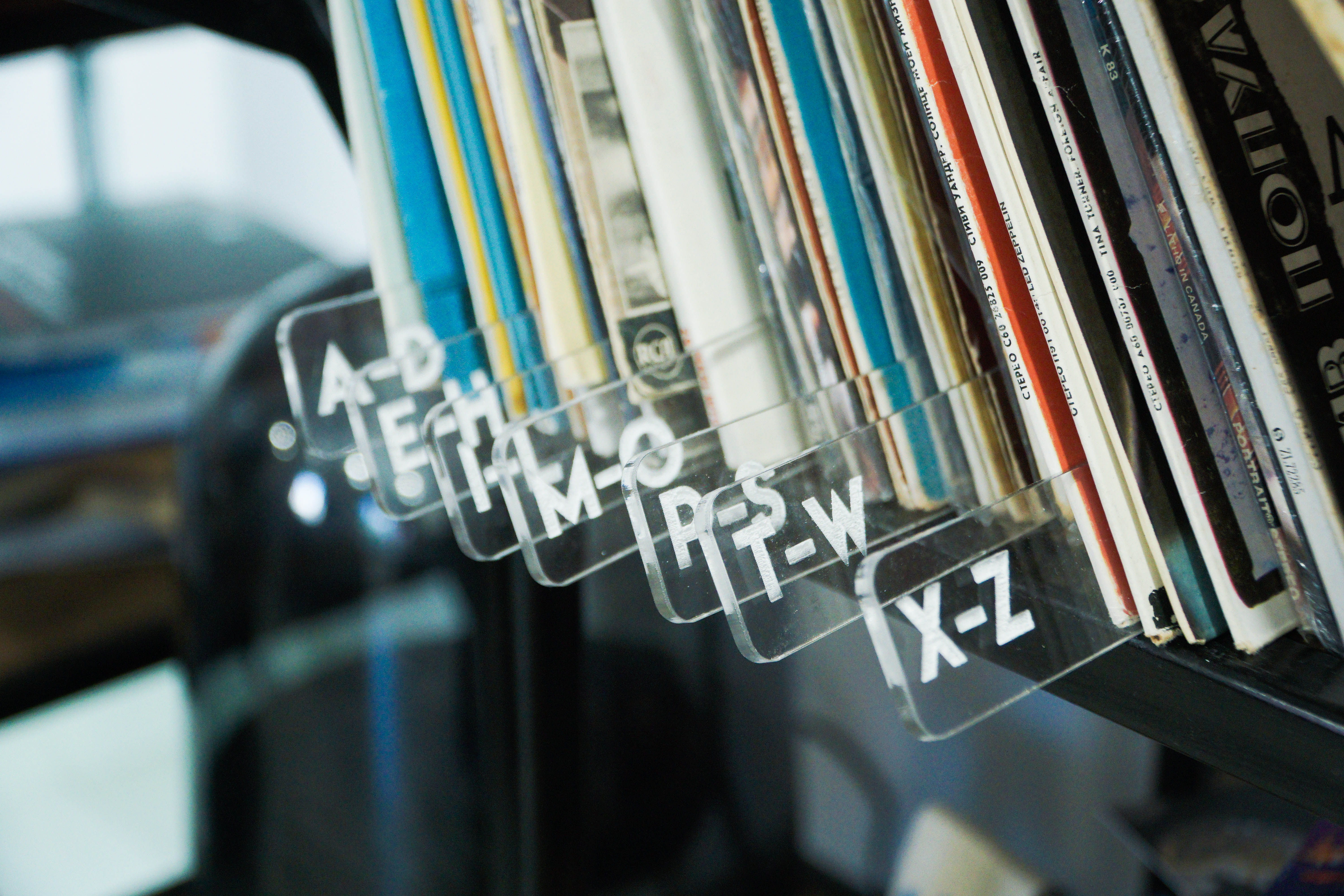 acrylic-alphabet-dividers-for-vinyl-records-and-books