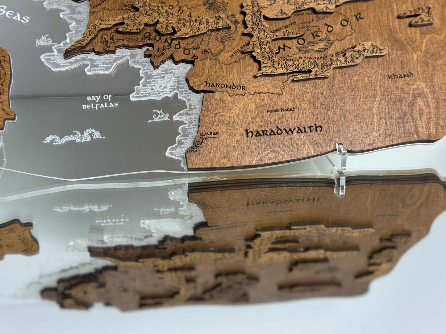 The Middle-earth map, in Rosewood color, measures 50x28 cm