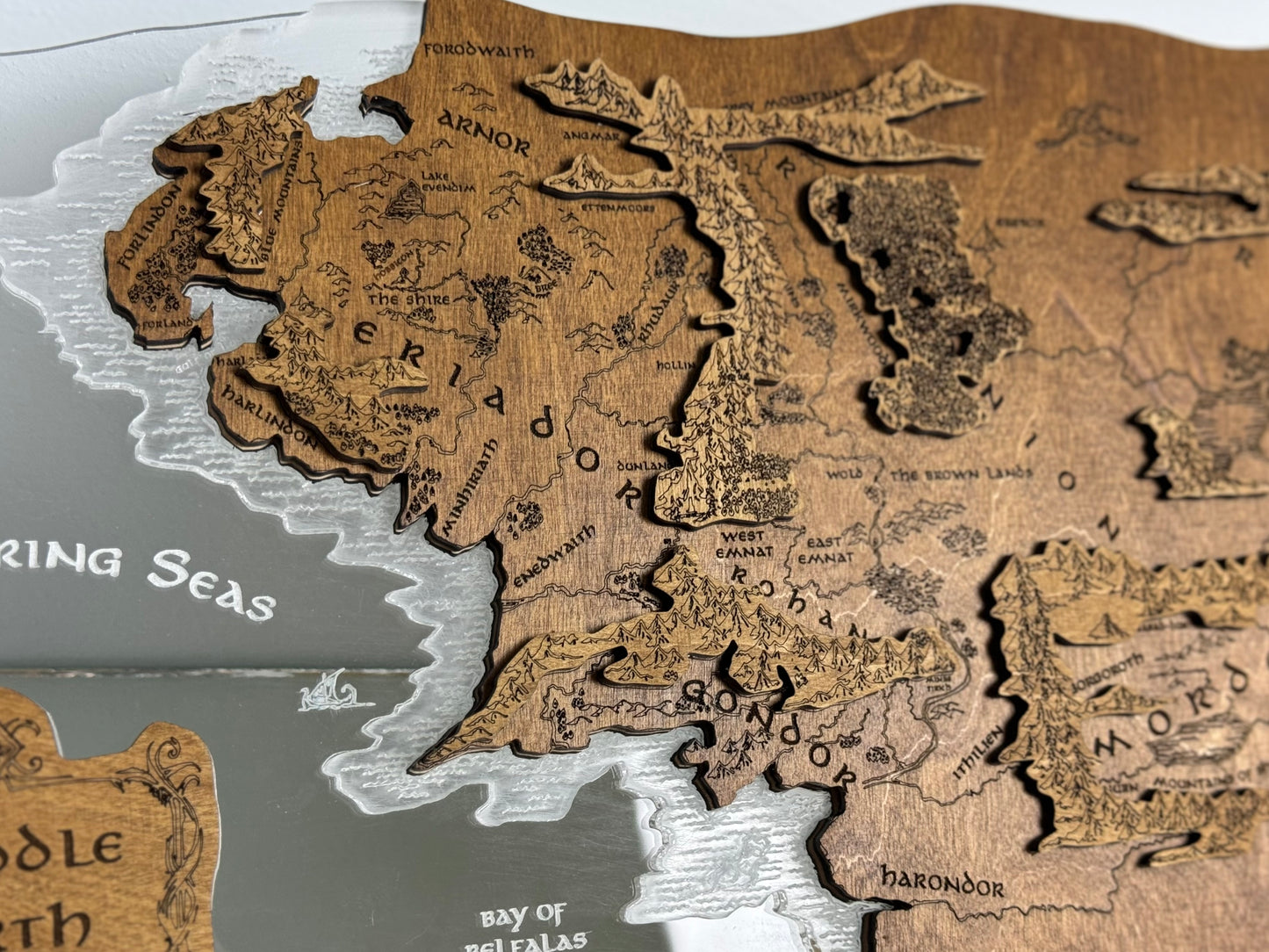 The Middle-earth map, in Rosewood color, measures 50x28 cm