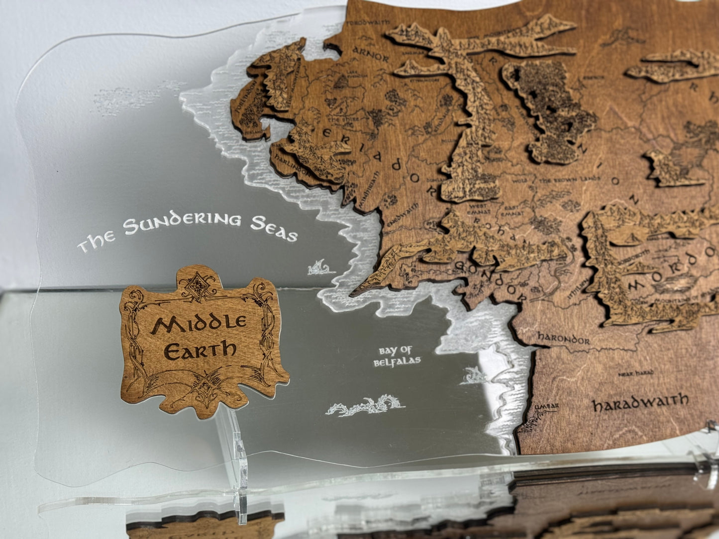 The Middle-earth map, in Rosewood color, measures 50x28 cm