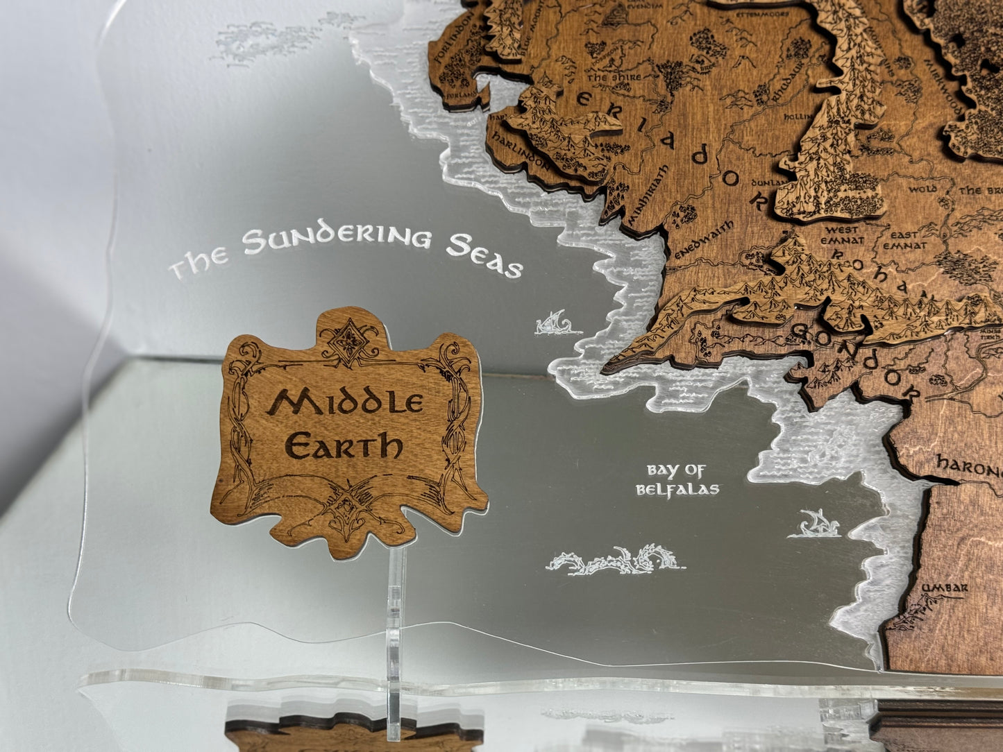 The Middle-earth map, in Rosewood color, measures 50x28 cm