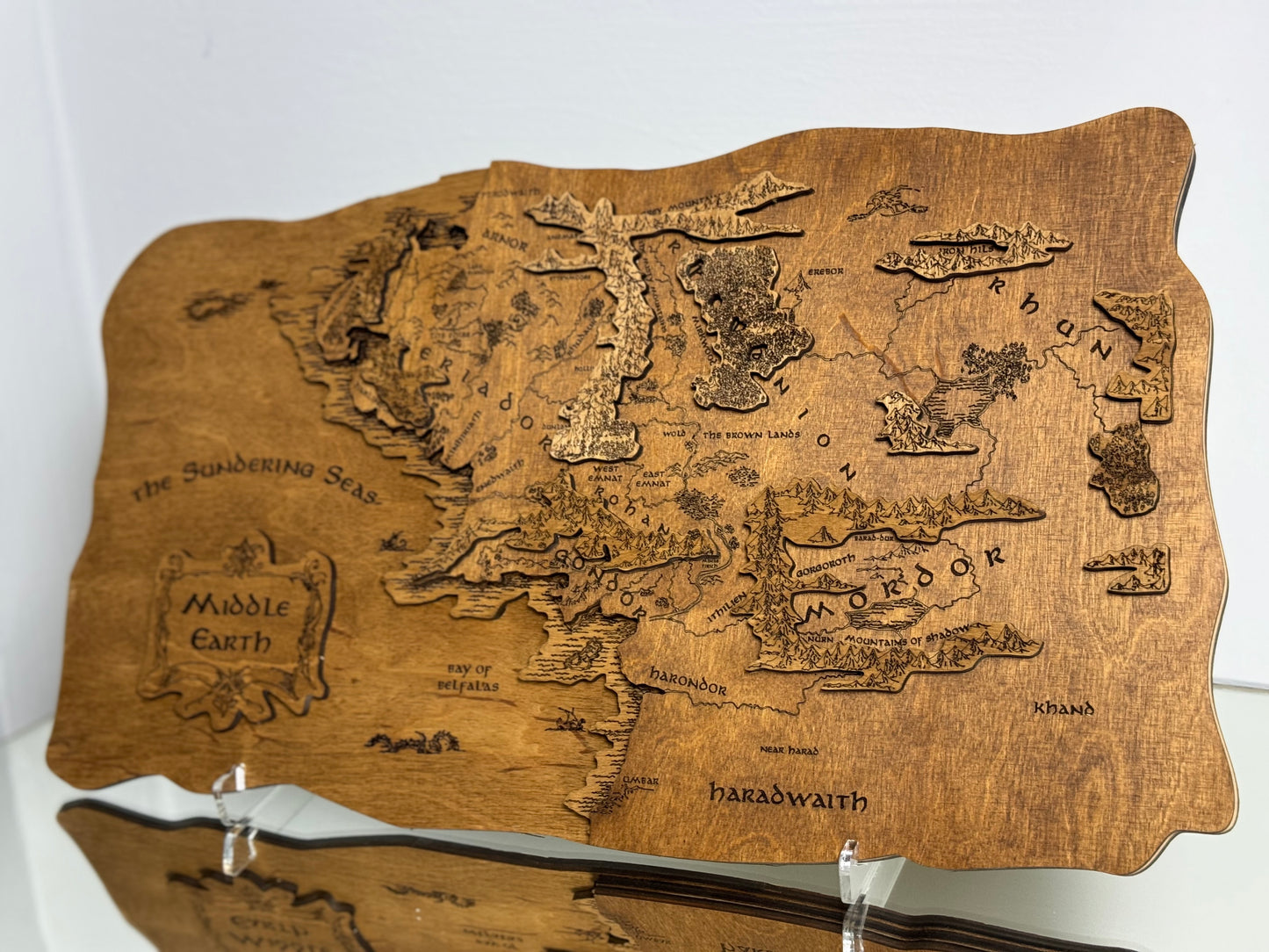 The Middle-earth map, in Rosewood color, measures 50x28 cm