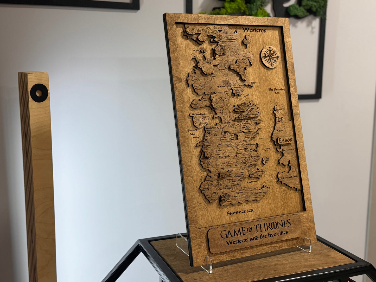 Game of Thrones map, in Rosewood color, measures 50x30 cm