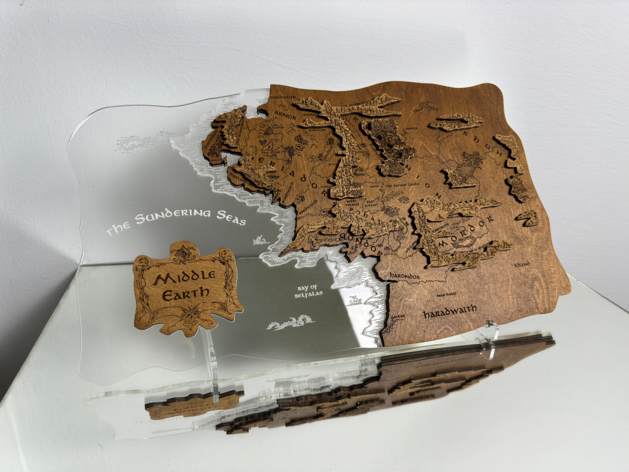 The Middle-earth map, in Rosewood color, measures 50x28 cm