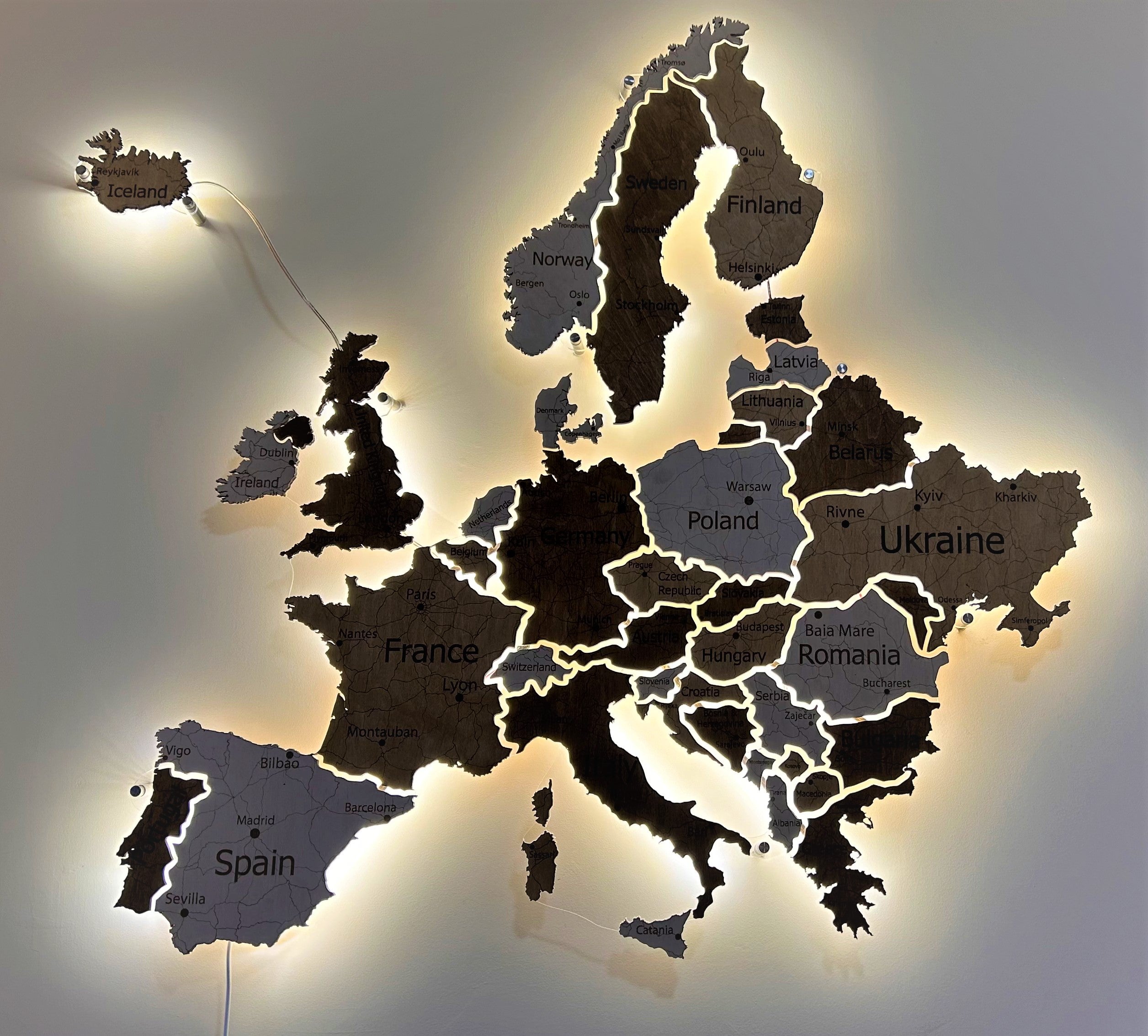 europe-led-map-on-acrylic-glass-with-backlighting-between-countries-color-terra