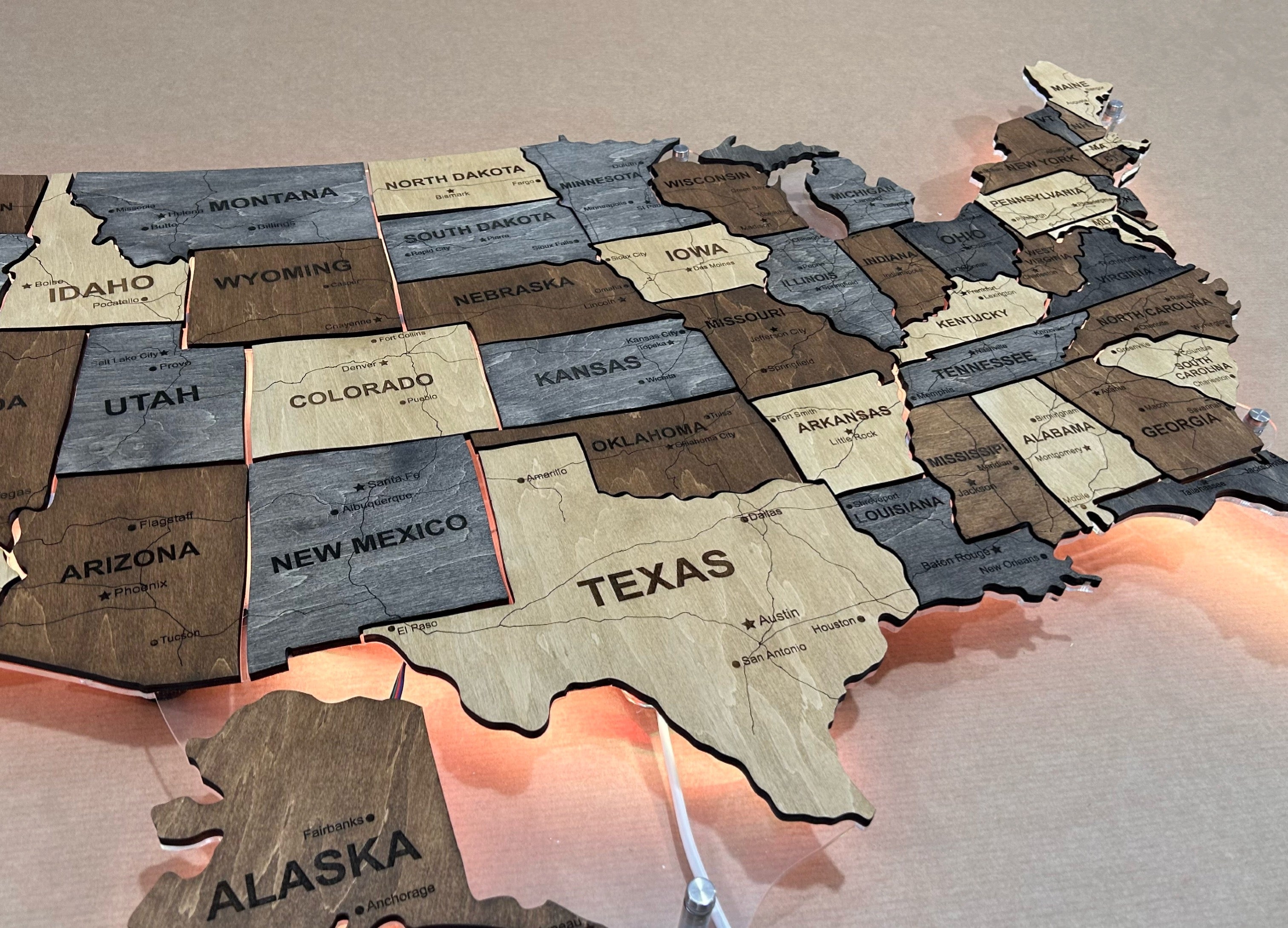 usa-led-map-on-acrylic-glass-with-roads-and-backlighting-between-states-color-brut