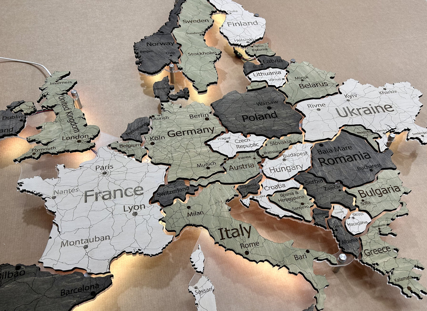 Deutschlandkarte auf Acrylglas mit LED-Licht zwischen den Regionen