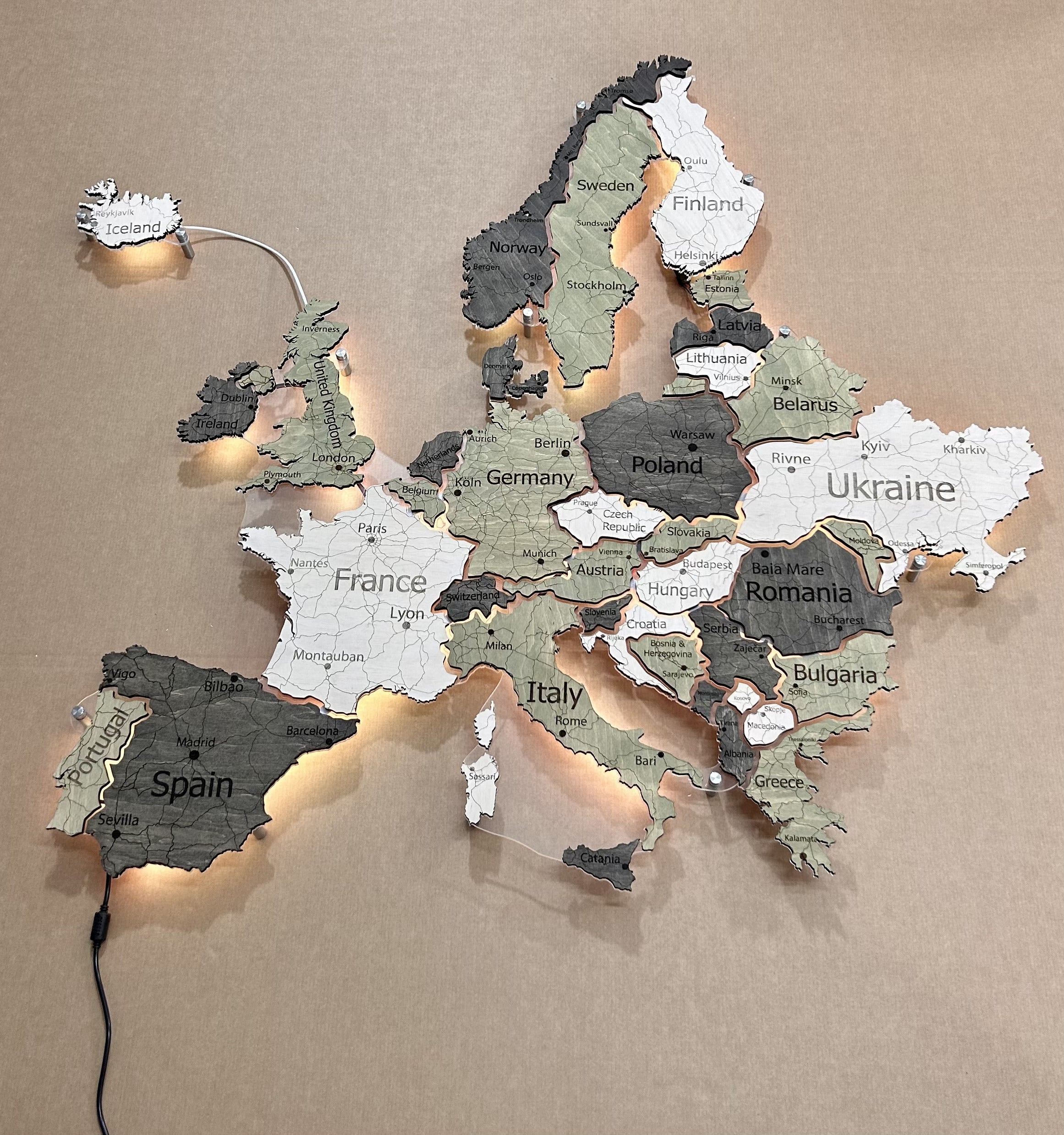 europe-led-map-on-acrylic-glass-with-backlighting-between-countries-color-verde