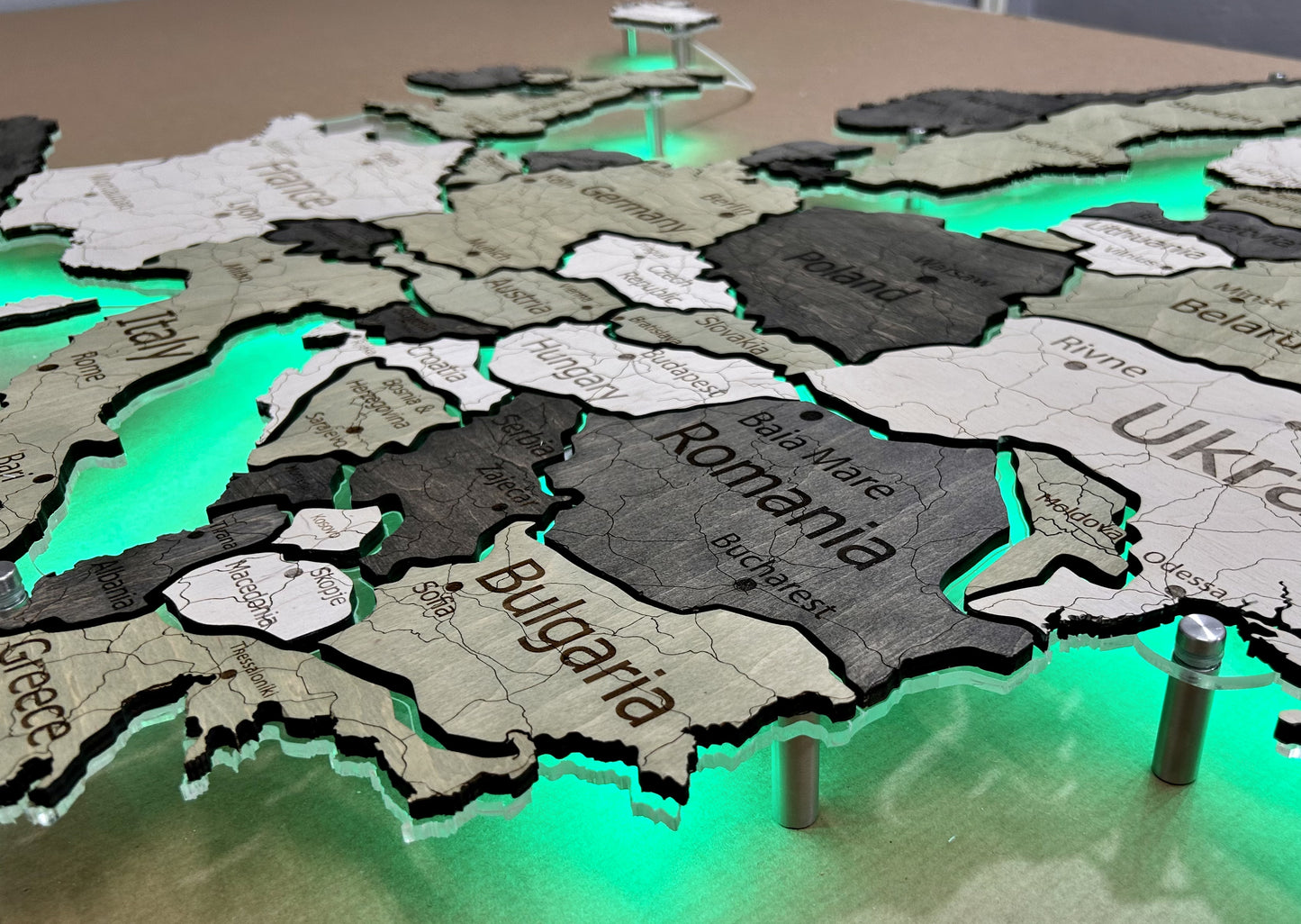 Deutschlandkarte auf Acrylglas mit LED-Licht zwischen den Regionen