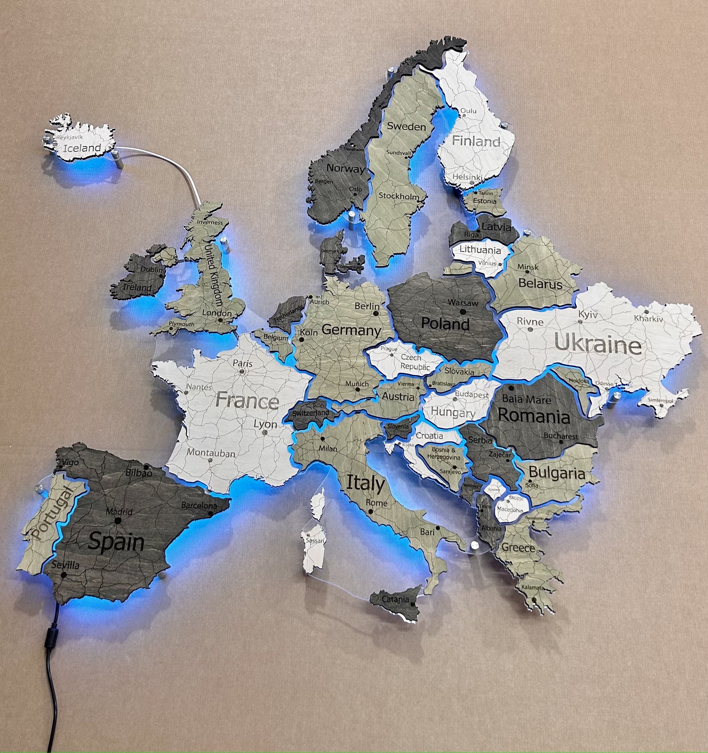 Deutschlandkarte auf Acrylglas mit LED-Licht zwischen den Regionen