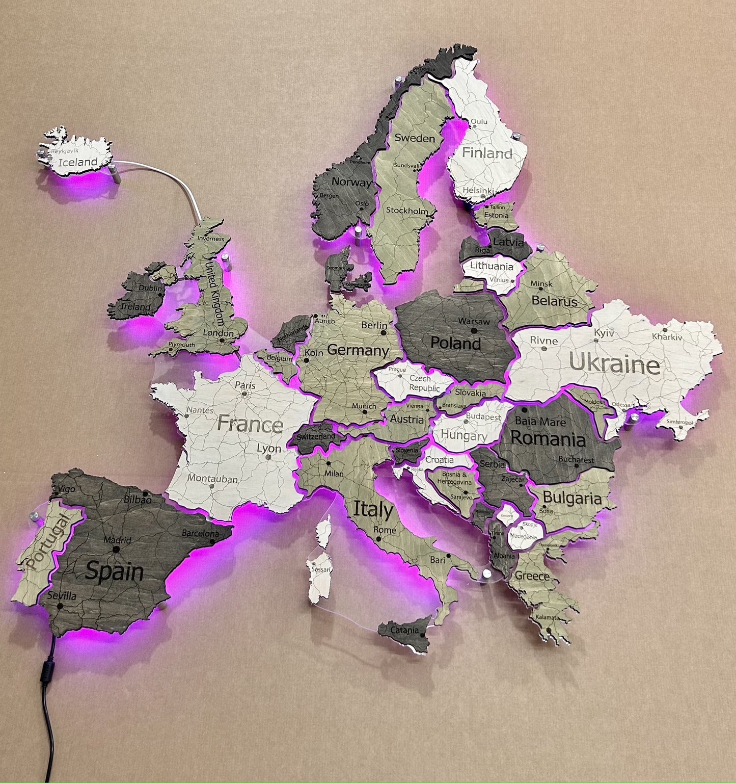 Deutschlandkarte auf Acrylglas mit LED-Licht zwischen den Regionen