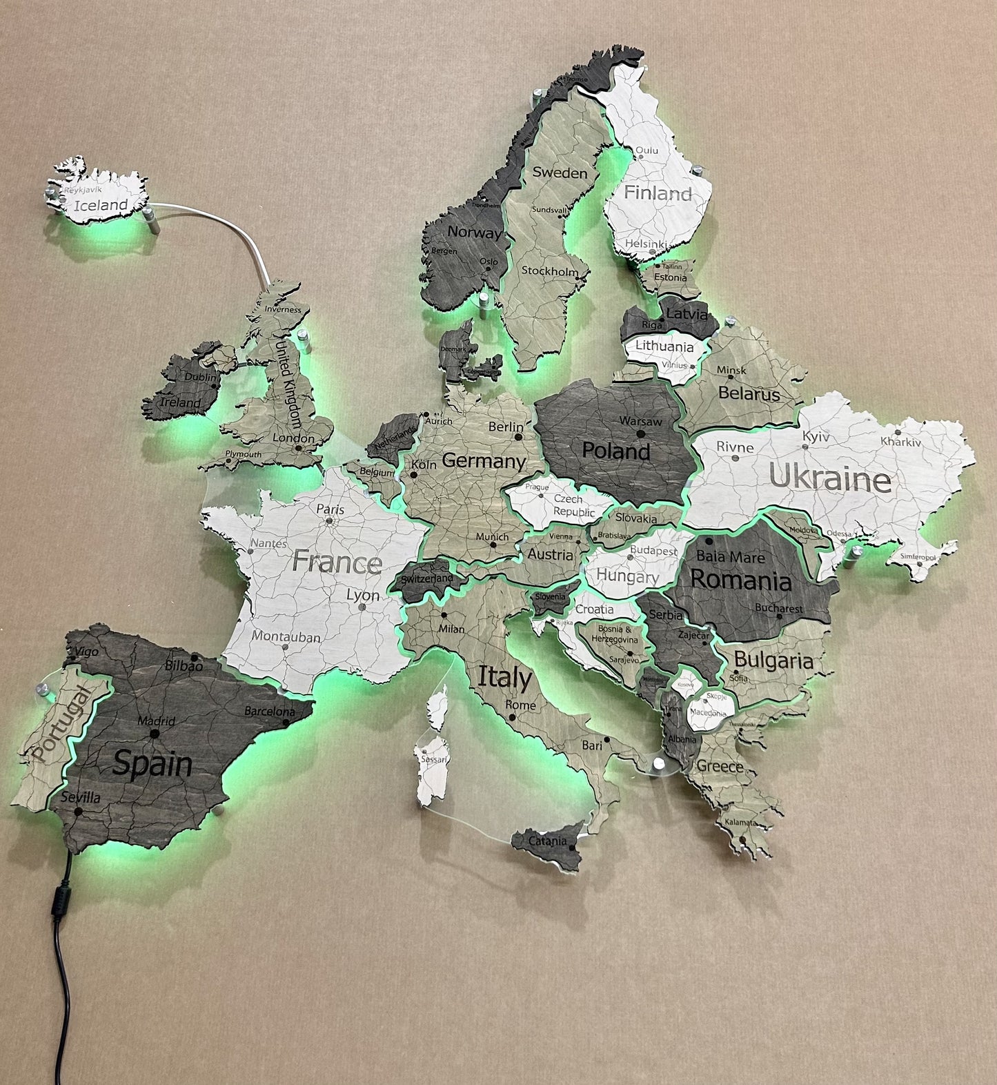 Deutschlandkarte auf Acrylglas mit LED-Licht zwischen den Regionen