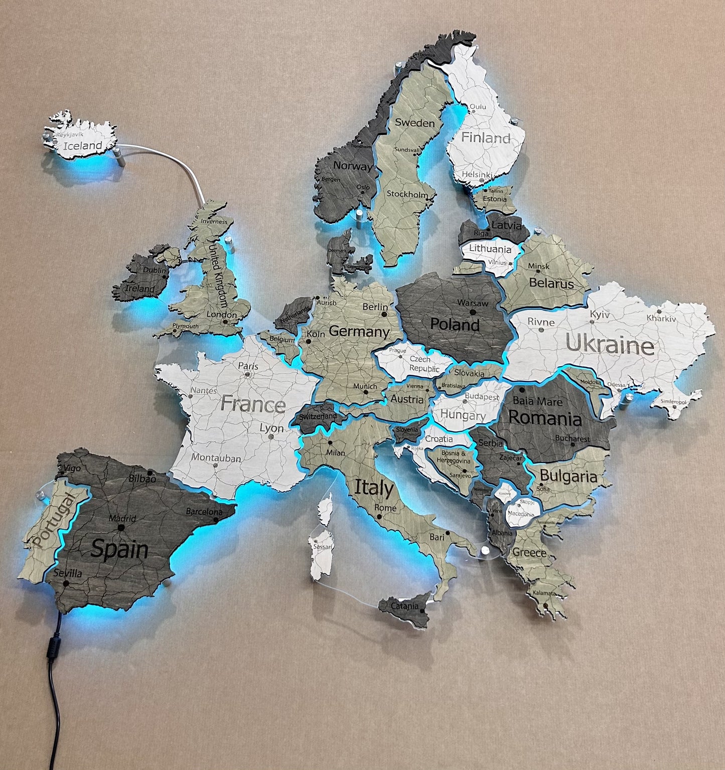 Deutschlandkarte auf Acrylglas mit LED-Licht zwischen den Regionen