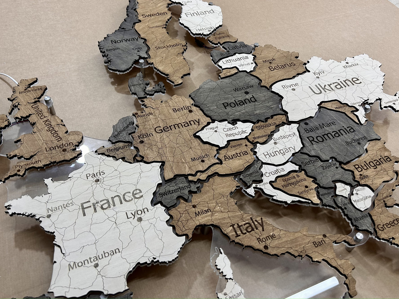 Europe LED map on acrylic glass with backlighting between countries color Wander