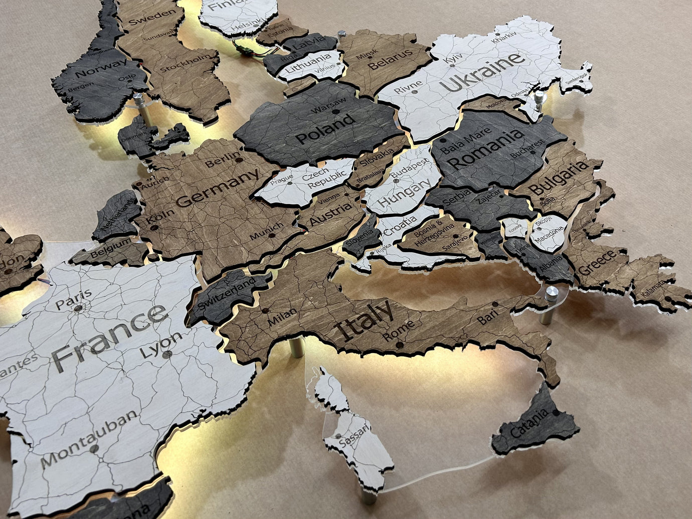 Deutschlandkarte auf Acrylglas mit LED-Licht zwischen den Regionen