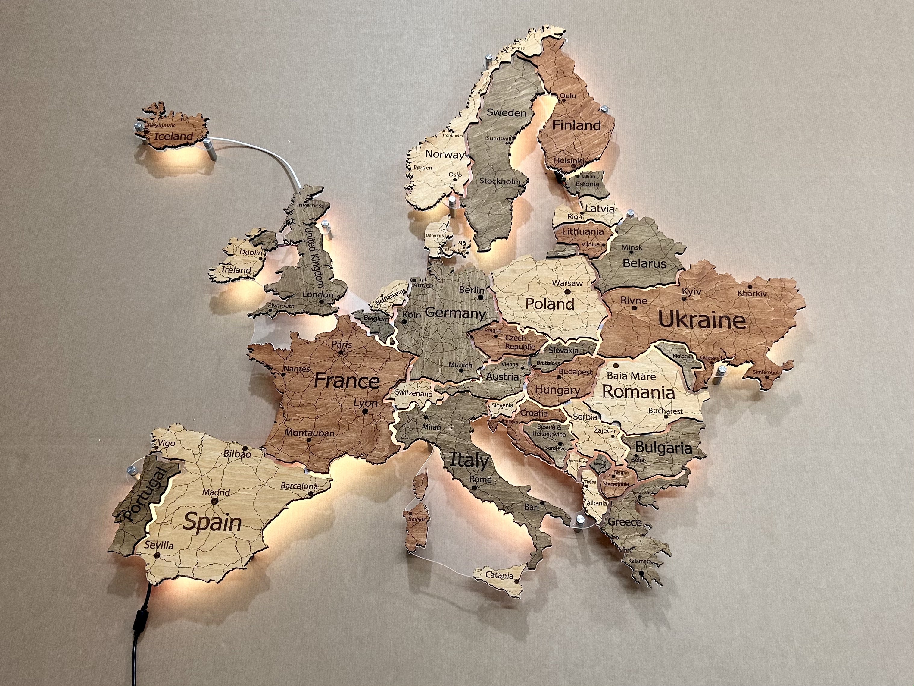 europe-led-map-on-acrylic-glass-with-backlighting-between-countries-color-warm