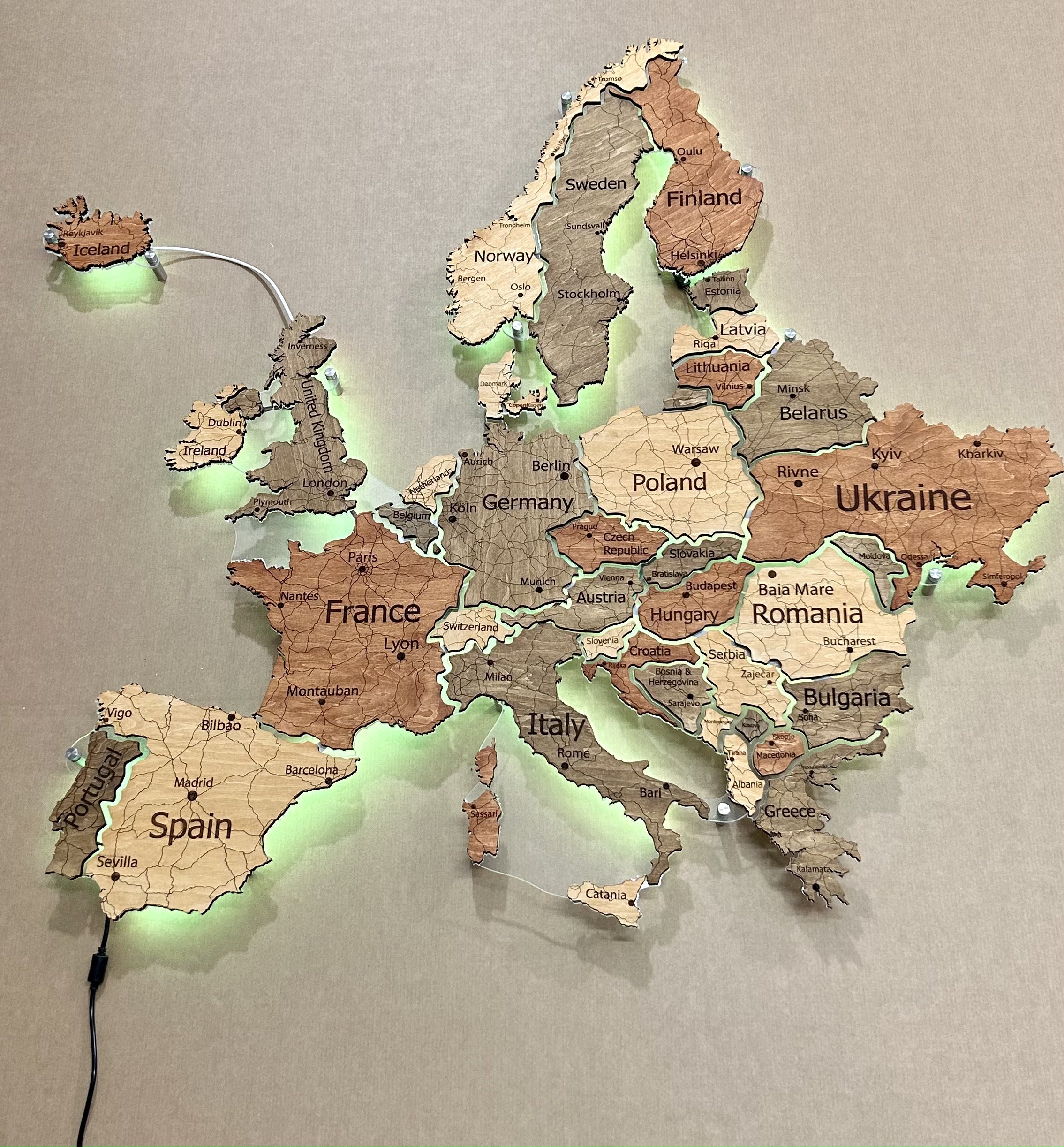 europe-led-rgb-map-on-acrylic-glass-with-backlighting-between-countries-color-warm