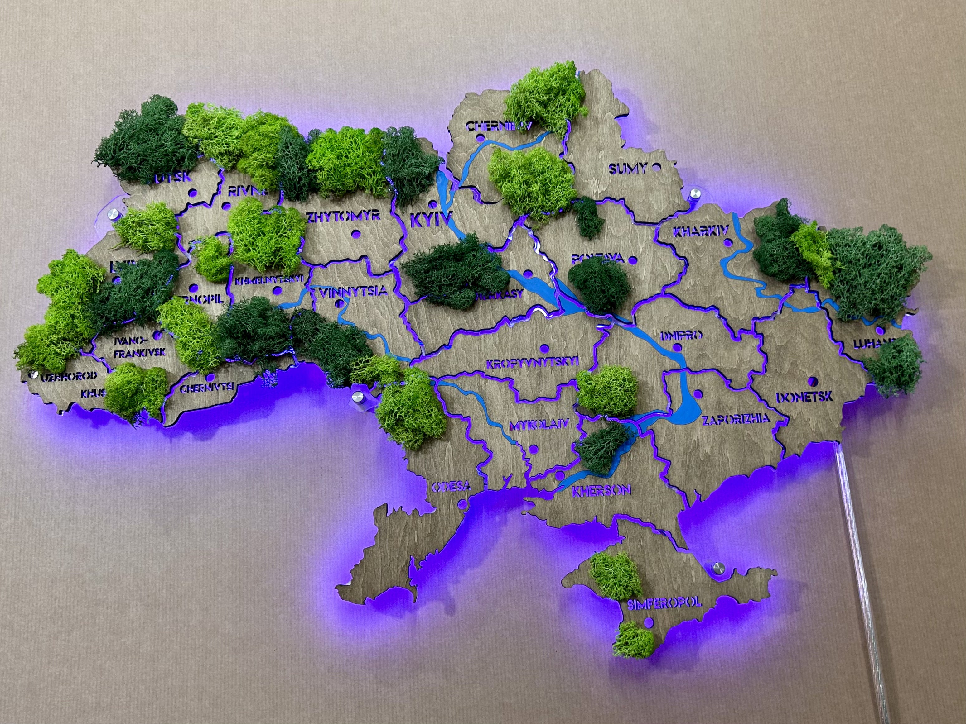 ukraine-rgb-led-map-on-acrylic-glass-with-rivers-moss-and-backlighting-between-regions-color-venge