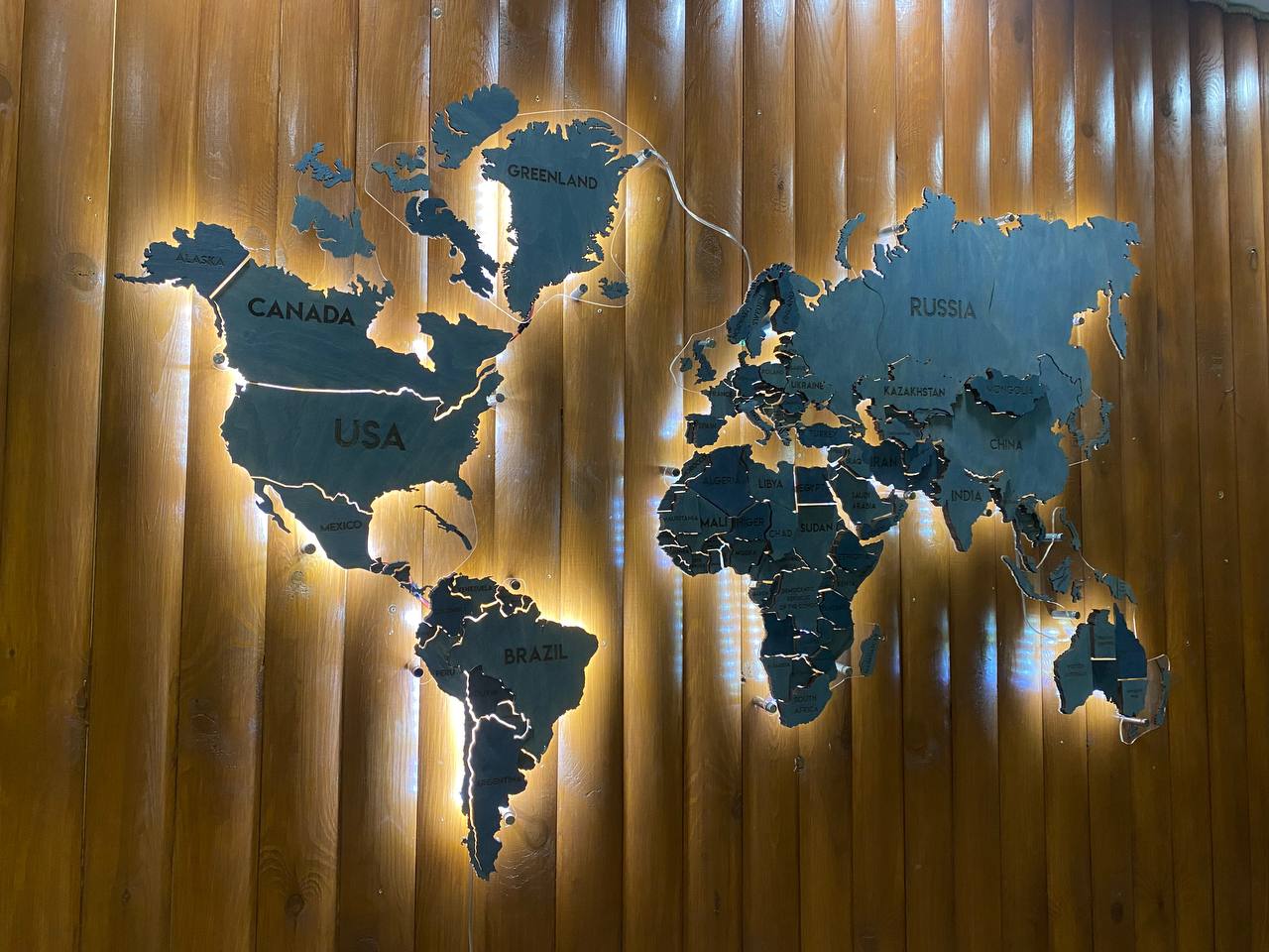 single-layer-world-map-on-acrylic-glass-with-backlighting-between-countries-color-black